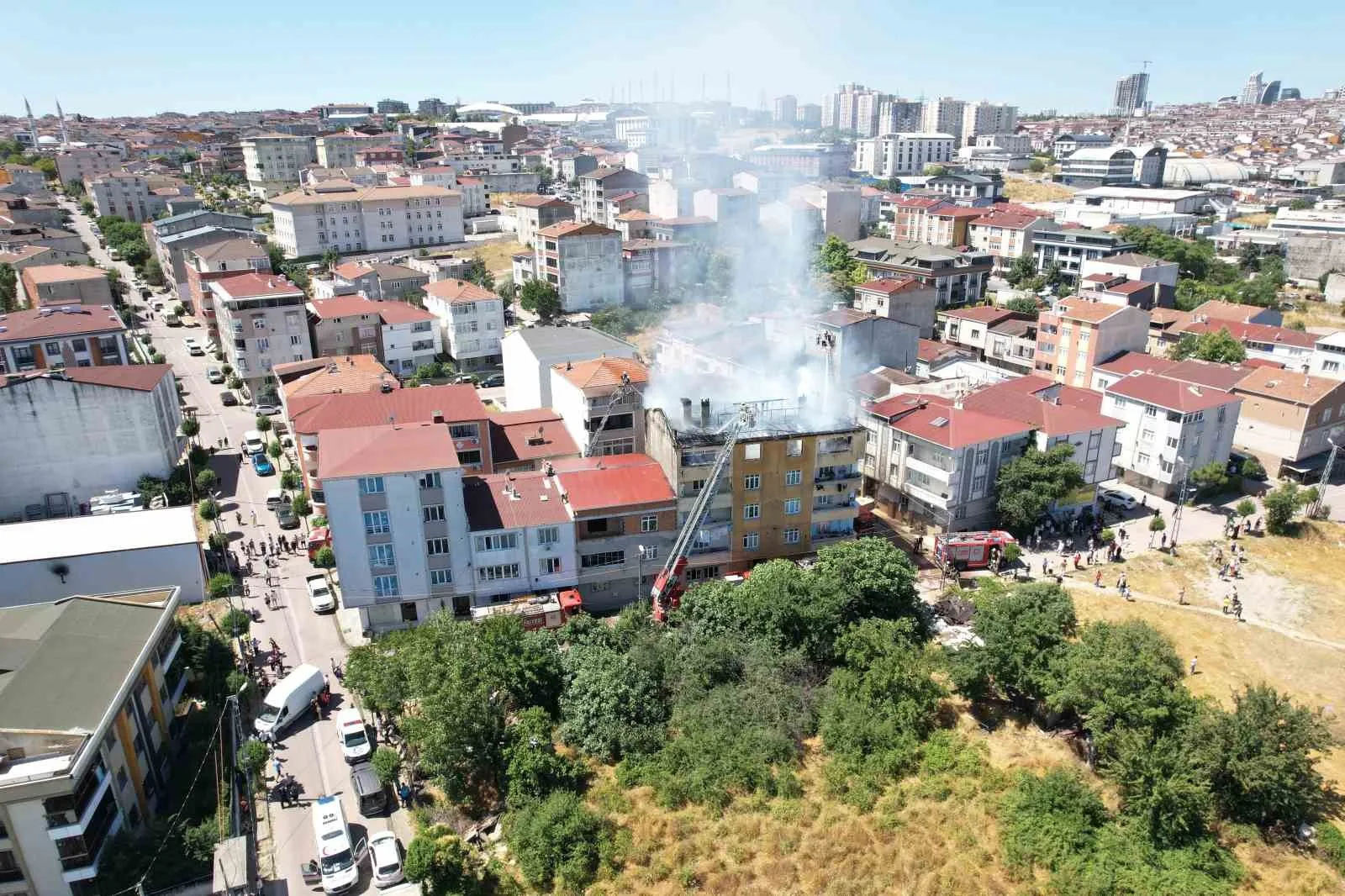 Avcılar’da korkutan çatı yangını