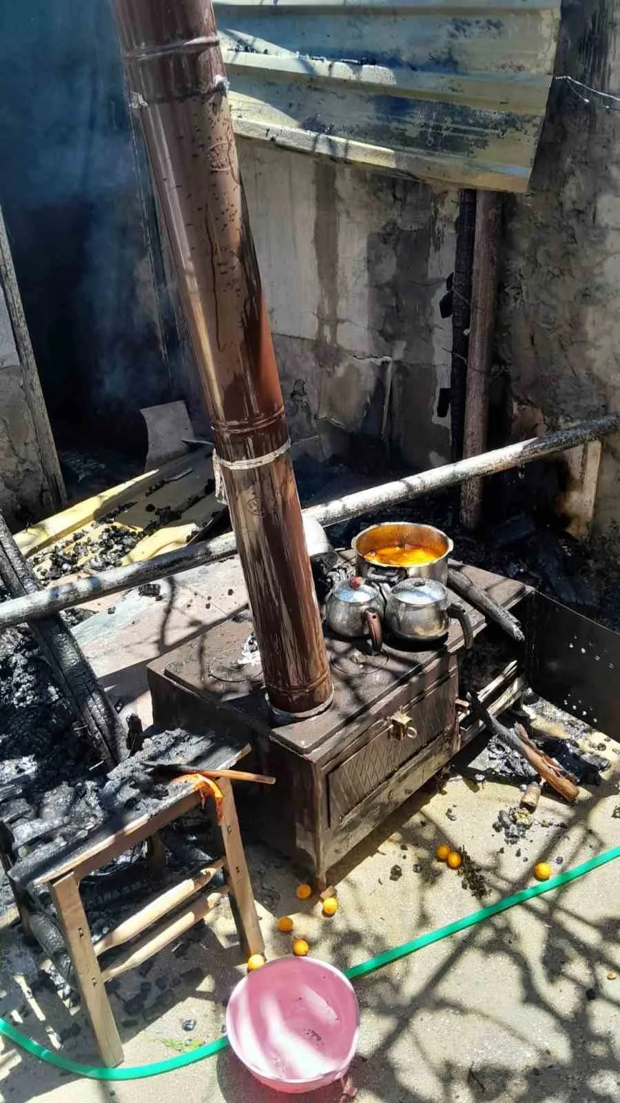Avludaki soba, yangına neden oldu
