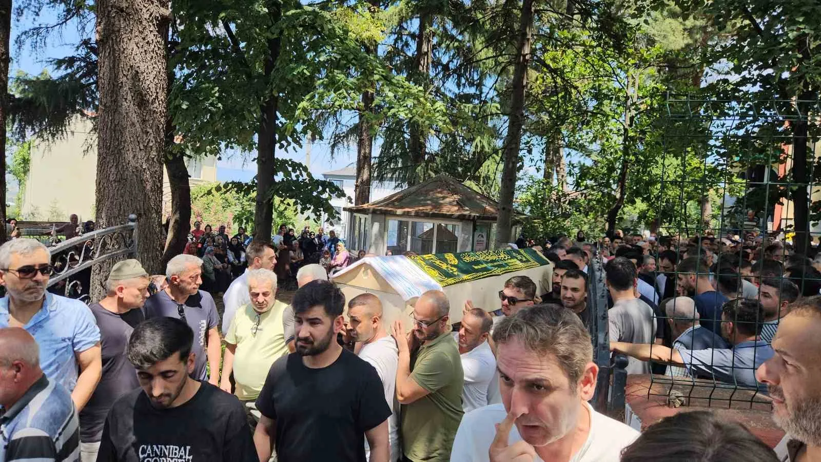 Aynı motosiklette can veren anne-baba gözyaşlarıyla uğurlandı