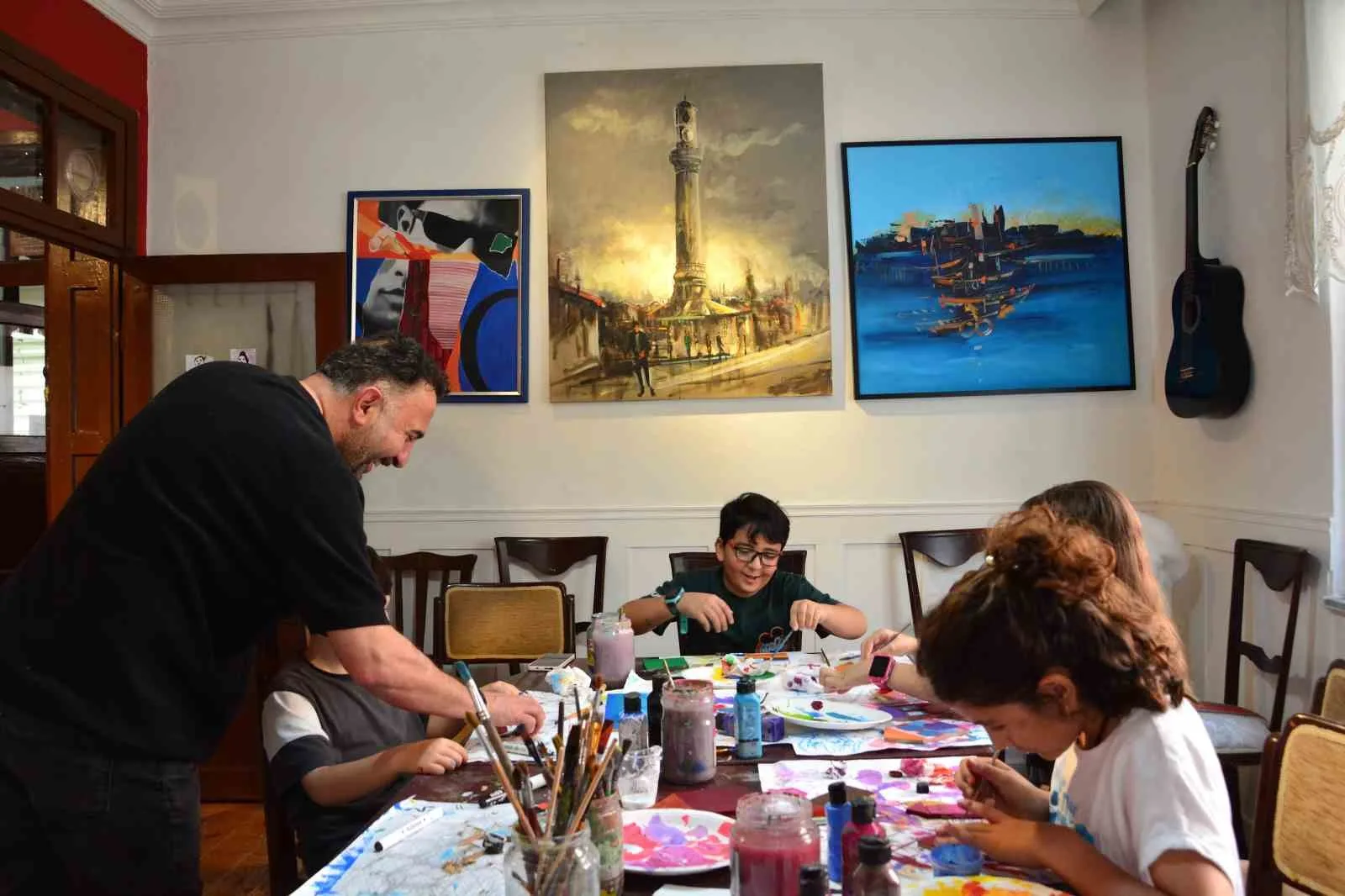 Babasının berber dükkanında başladı, şimdi tüm ailesiyle sanat üretiyor