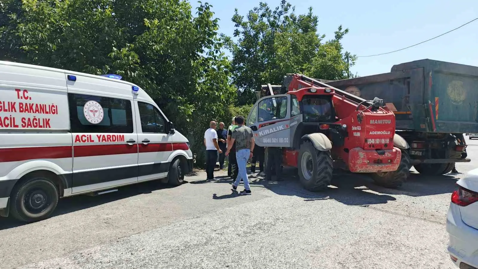 Bafra’da iş makinesi ile kamyon çarpıştı: 1 yaralı