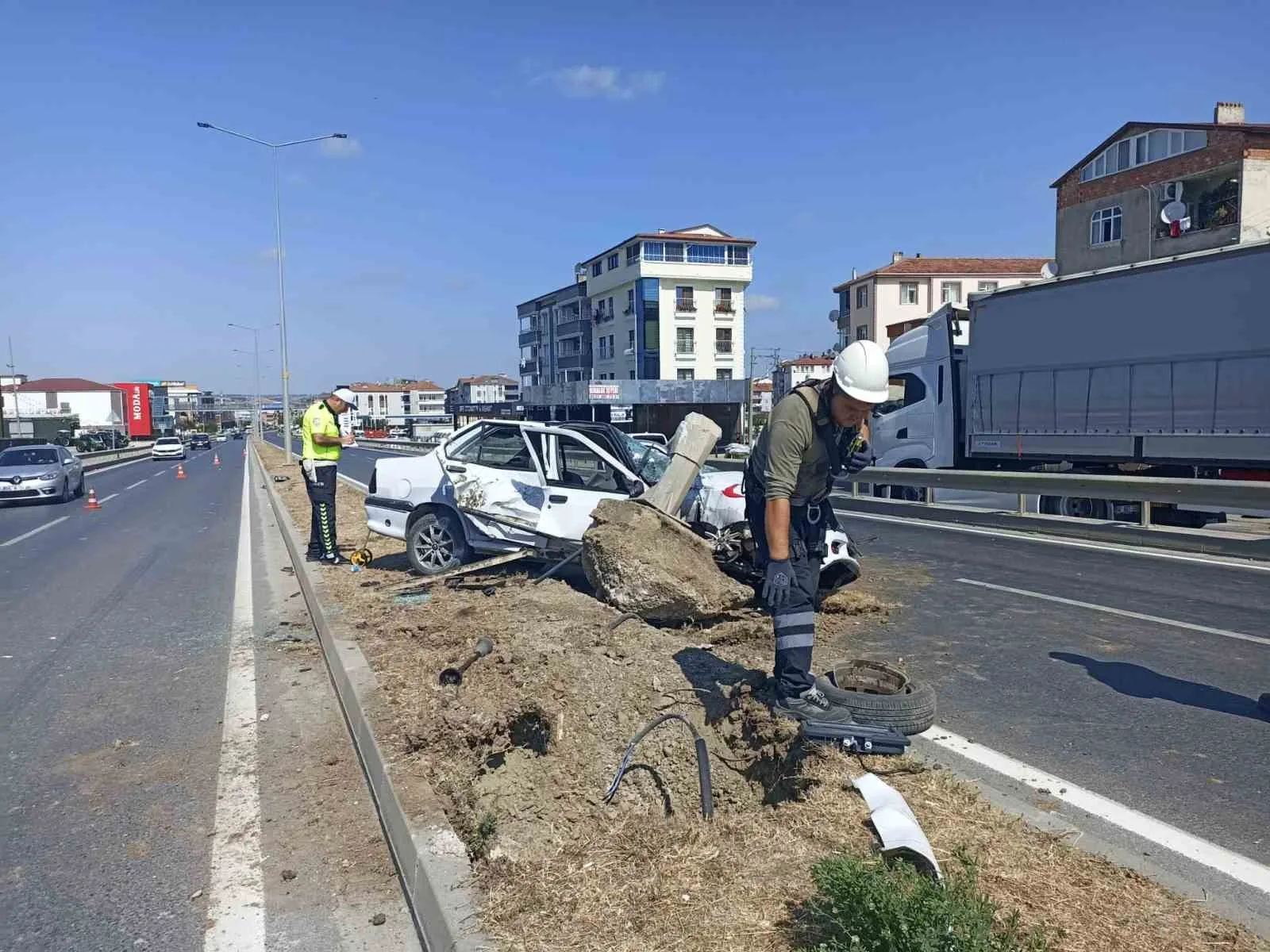 Bafra’da otomobil aydınlatma direğine çarptı, sürücü yaralandı