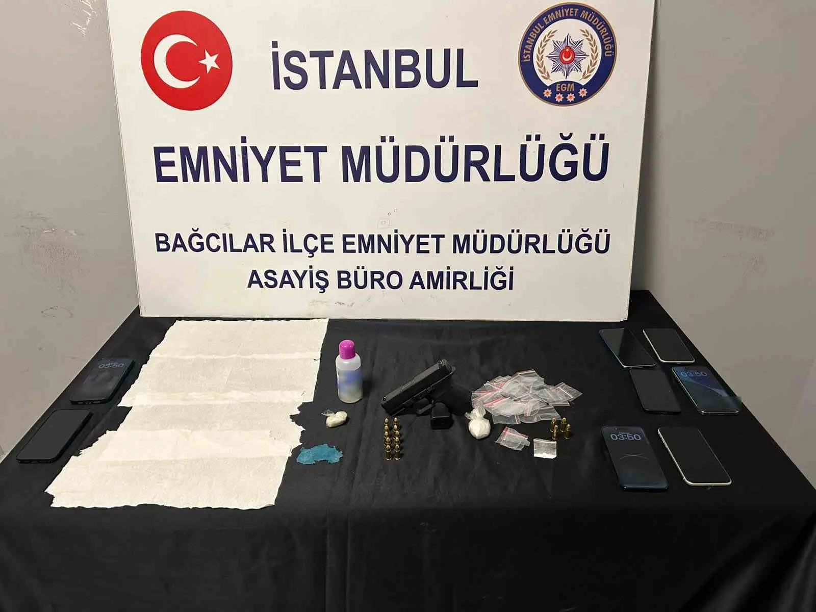 Bağcılar’da bir evde uyuşturucu madde bulunduran ve aranması bulunan 5 şüpheli tutuklandı