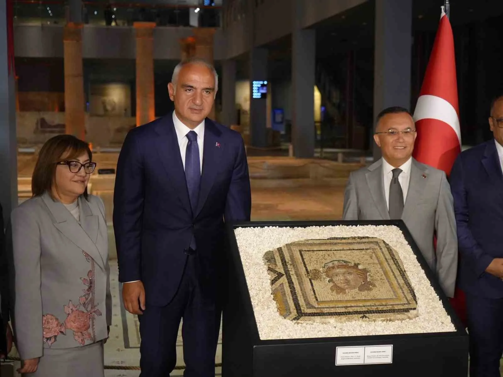 Bakan Ersoy: "Yurt içinde kaçak kazılara ve kültür varlığı kaçakçılığına karşı çalışmaları kararlılıkla yürütüyoruz"