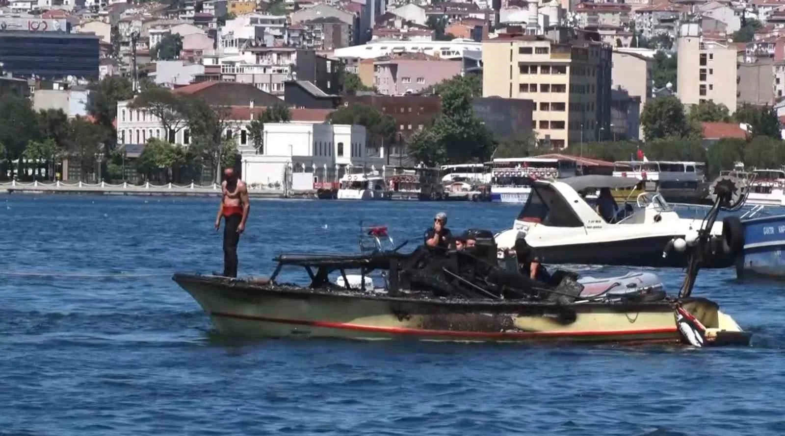 Balat sahilinde tekne alev alev yandı: Baba ve oğul denize atlayarak kurtuldu