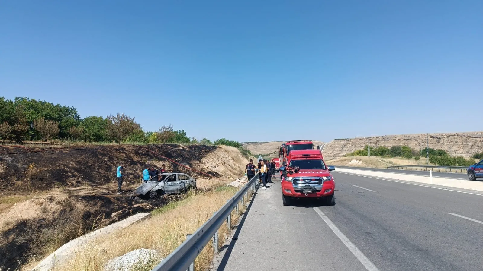 Bariyerlere çarpan otomobil alev aldı: 1 ölü, 1 ağır yaralı