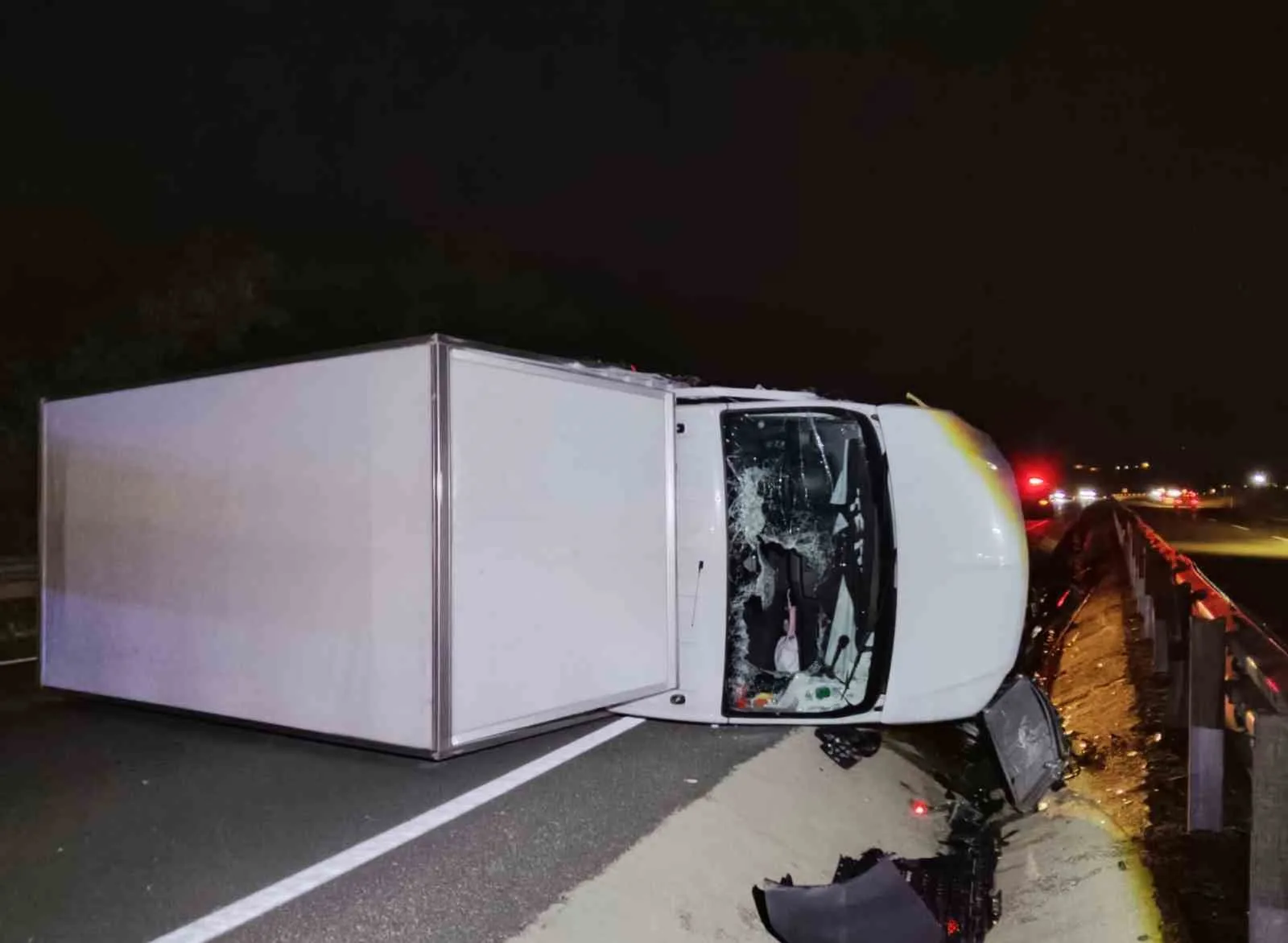 Bariyerlere çarpıp devrilen kamyonetin sürücüsü yaralandı