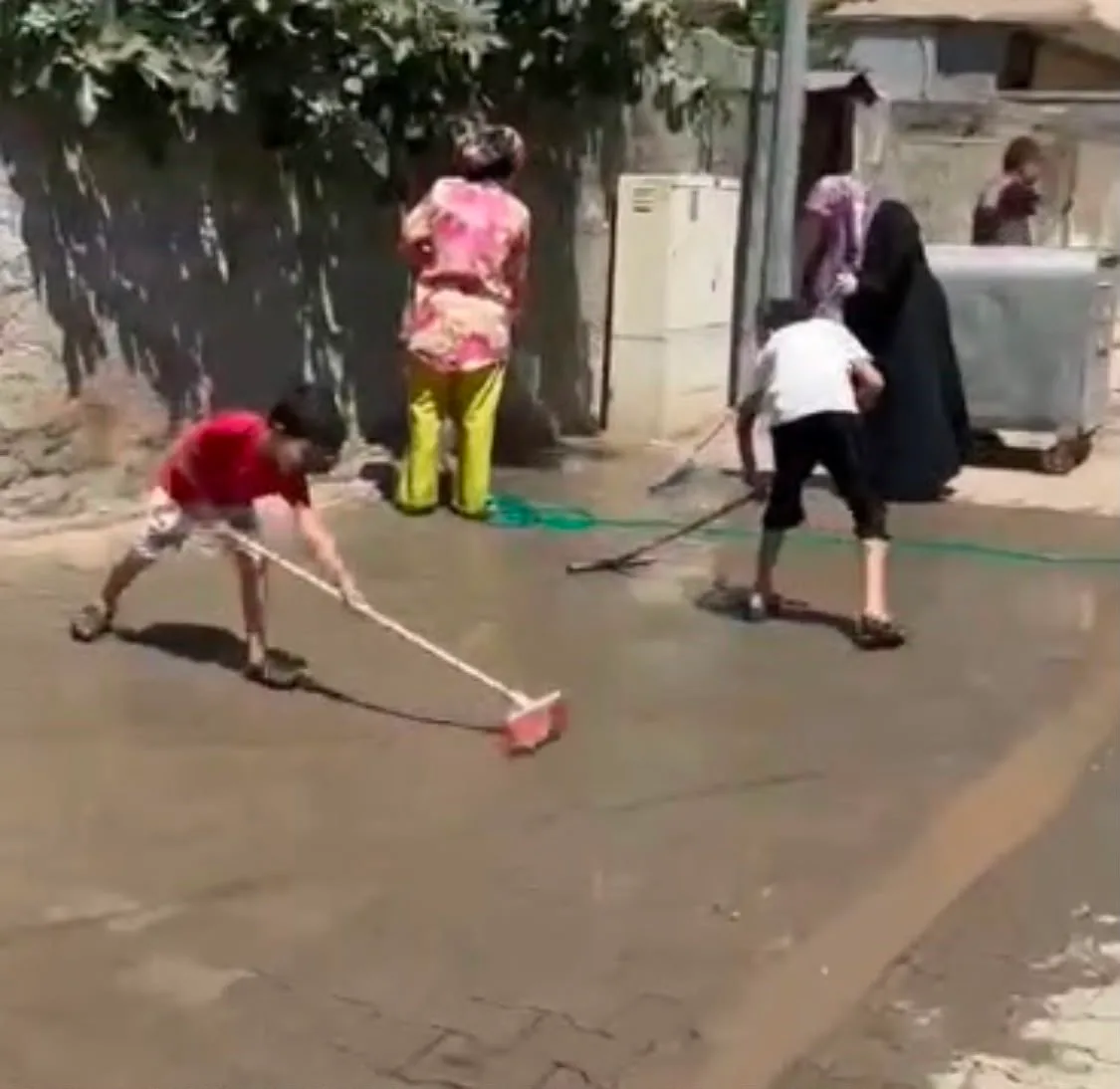 Batman’da onarım sonrası temizlenmeyen yolları vatandaşlar temizledi