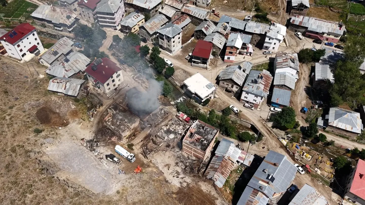 Bayburt’ta çıkan yangında hasar gören 5 ev ve 3 samanlık havadan görüntülendi
