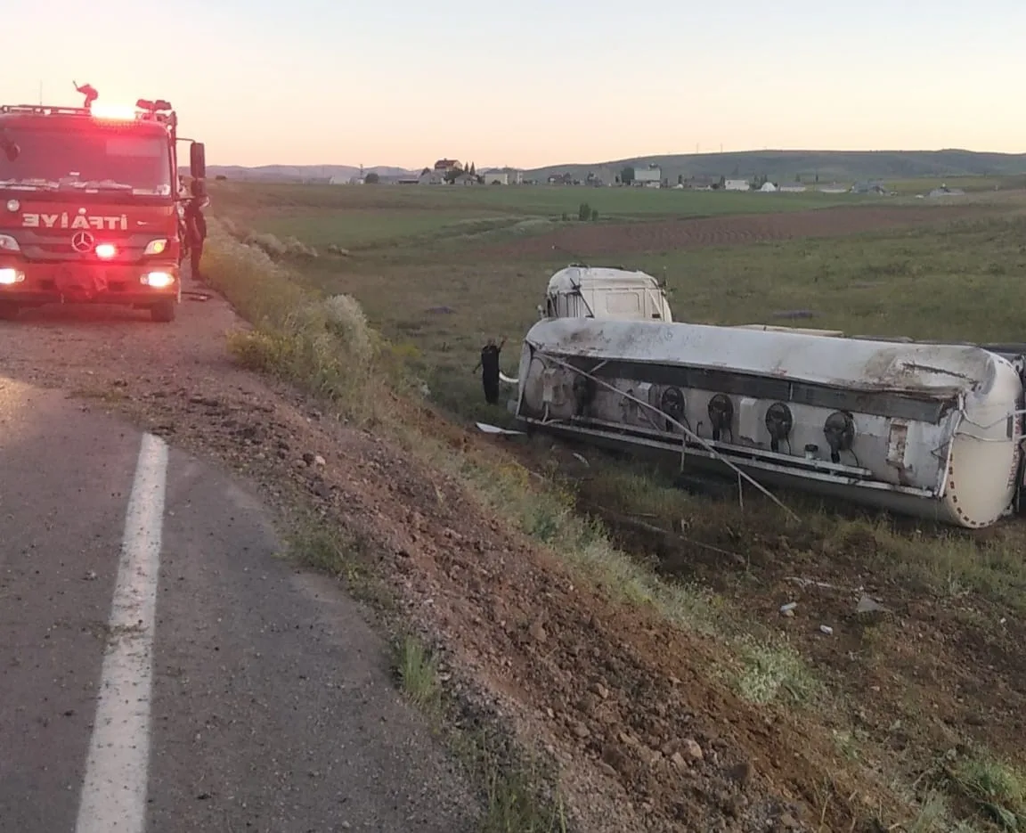 Bayburt’ta yakıt yüklü tanker devrildi: 1 yaralı
