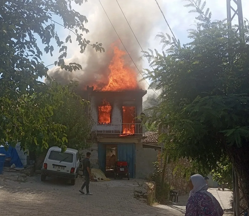 Bayındır’da iki katlı ev yanarak kül oldu