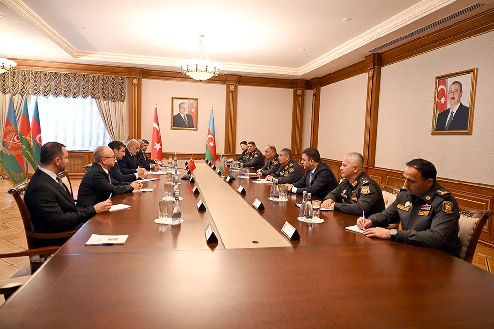 Baykar Yönetim Kurulu Başkanı Bayraktar, Azerbaycan Savunma Bakanı Hasanov’la görüştü