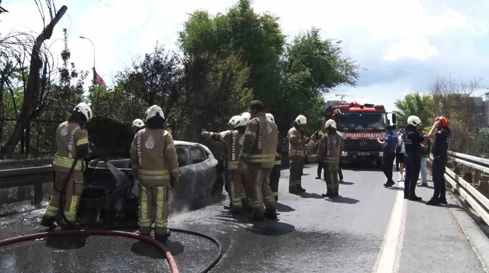 Bayrampaşa’da alev alev yanan otomobil hurda yığınına döndü