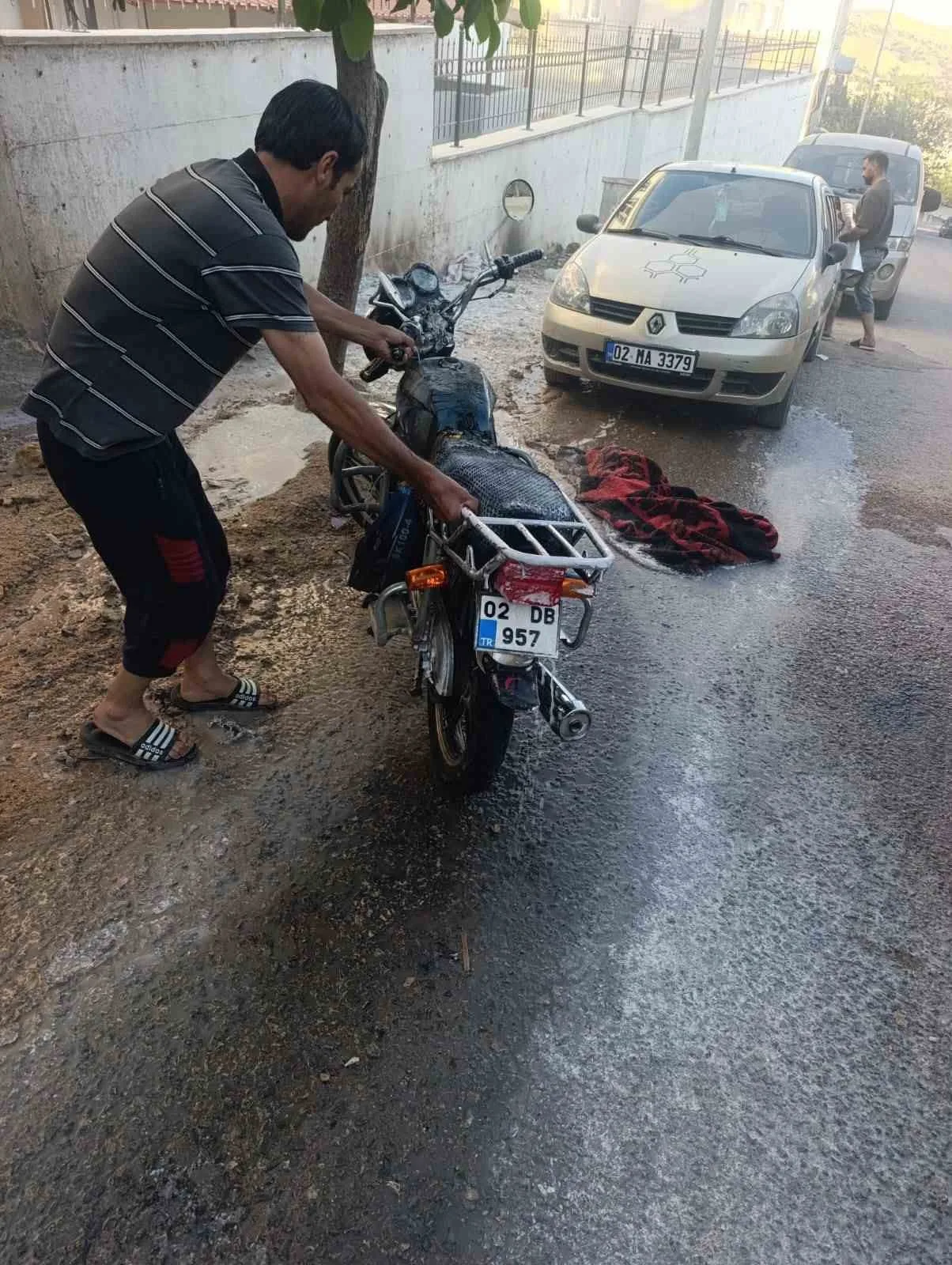 Besni’de motosiklet yangını korkuttu neden oldu
