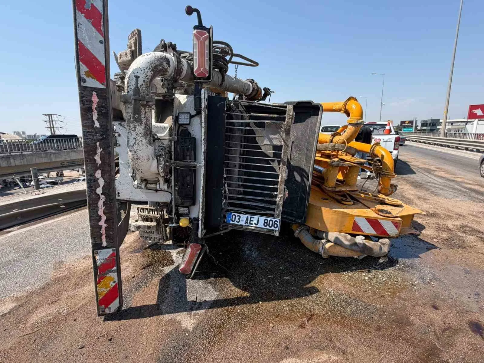 Beton pompası kamyonu bariyerlere çarpıp yan yattı