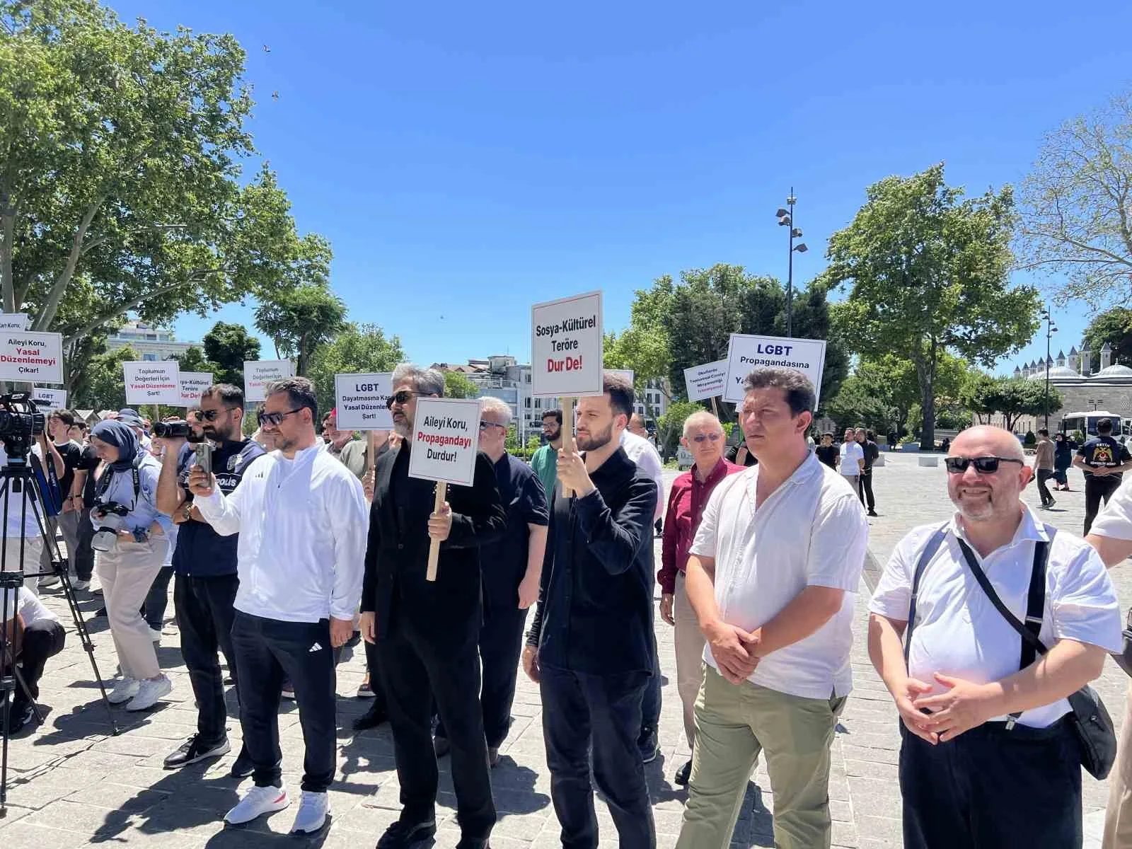 Beyazıt Meydanı’nda kruvaziyer gemisi protesto edildi