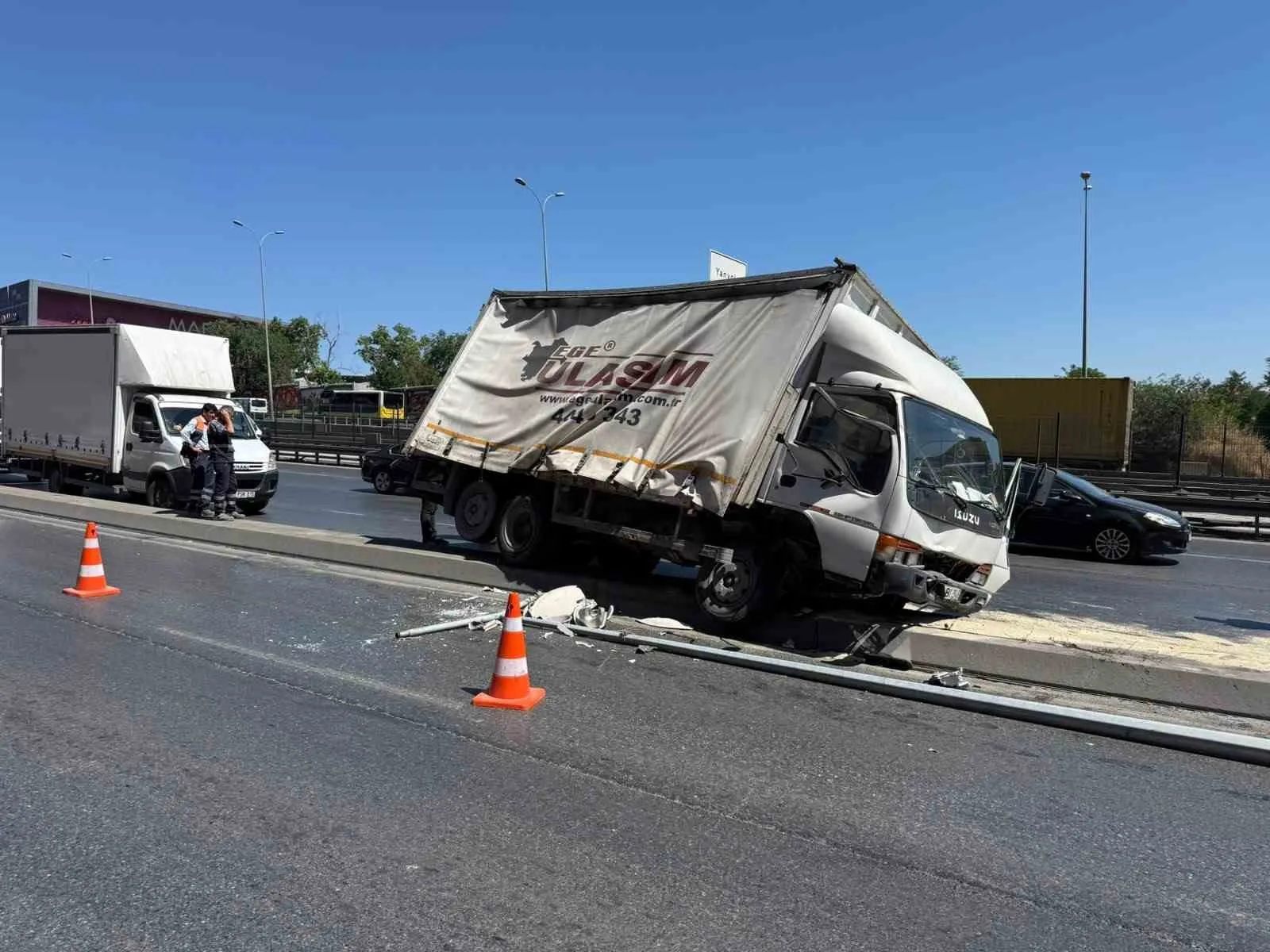 Beylikdüzü E-5’te trafiği kilitleyen kaza
