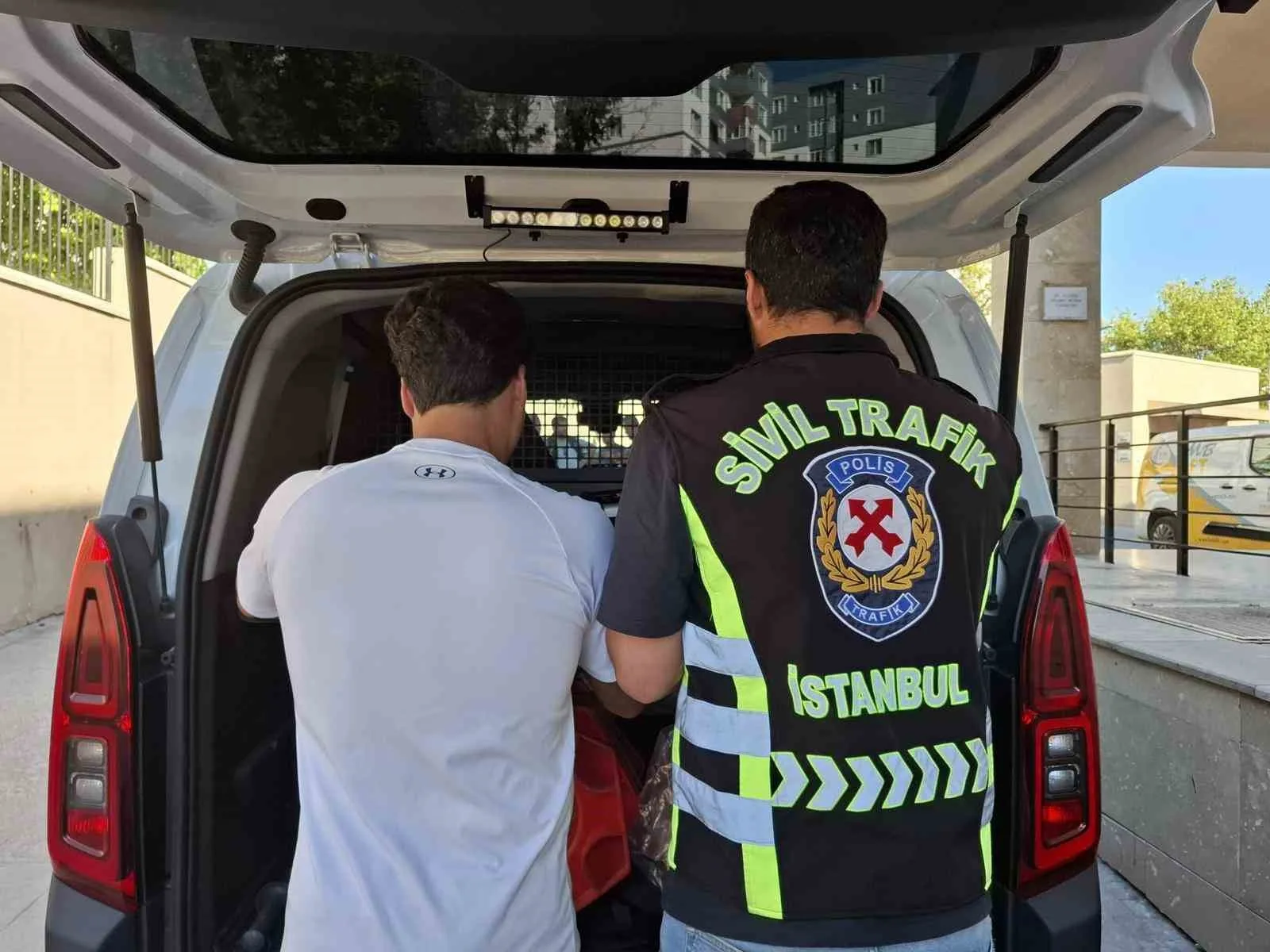 Beylikdüzü’nde aracı durdurup saldıran sürücüye 180 bin lira ceza: Ehliyetine el konuldu