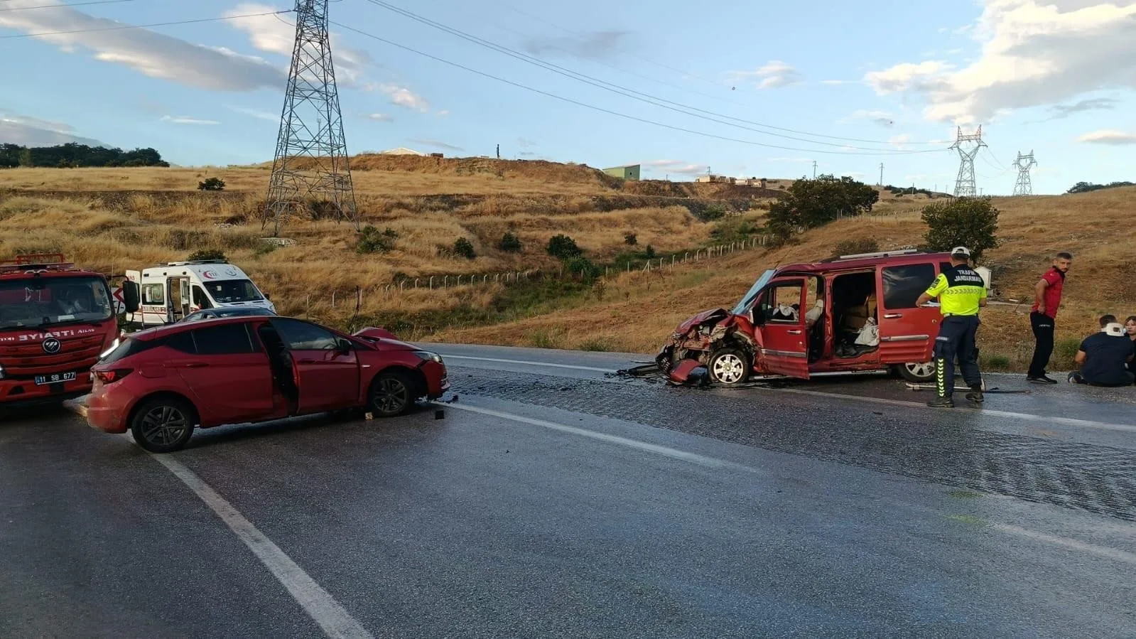 Bilecik’te iki otomobil kafa kafaya çarpıştı: 4 yaralı