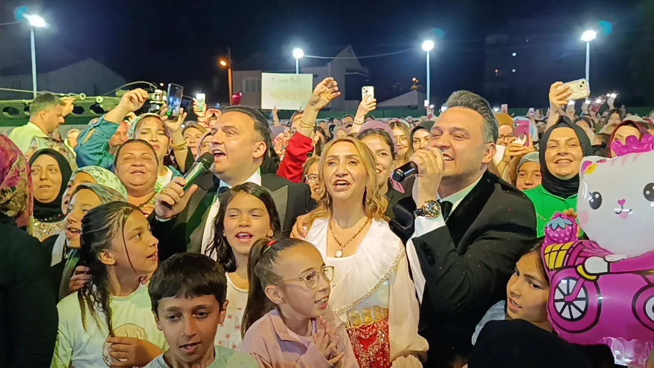 Bilecik’te Rumeli rüzgarı eserken, Orhan & Kemal kardeşler binlerce kadını coşturdu