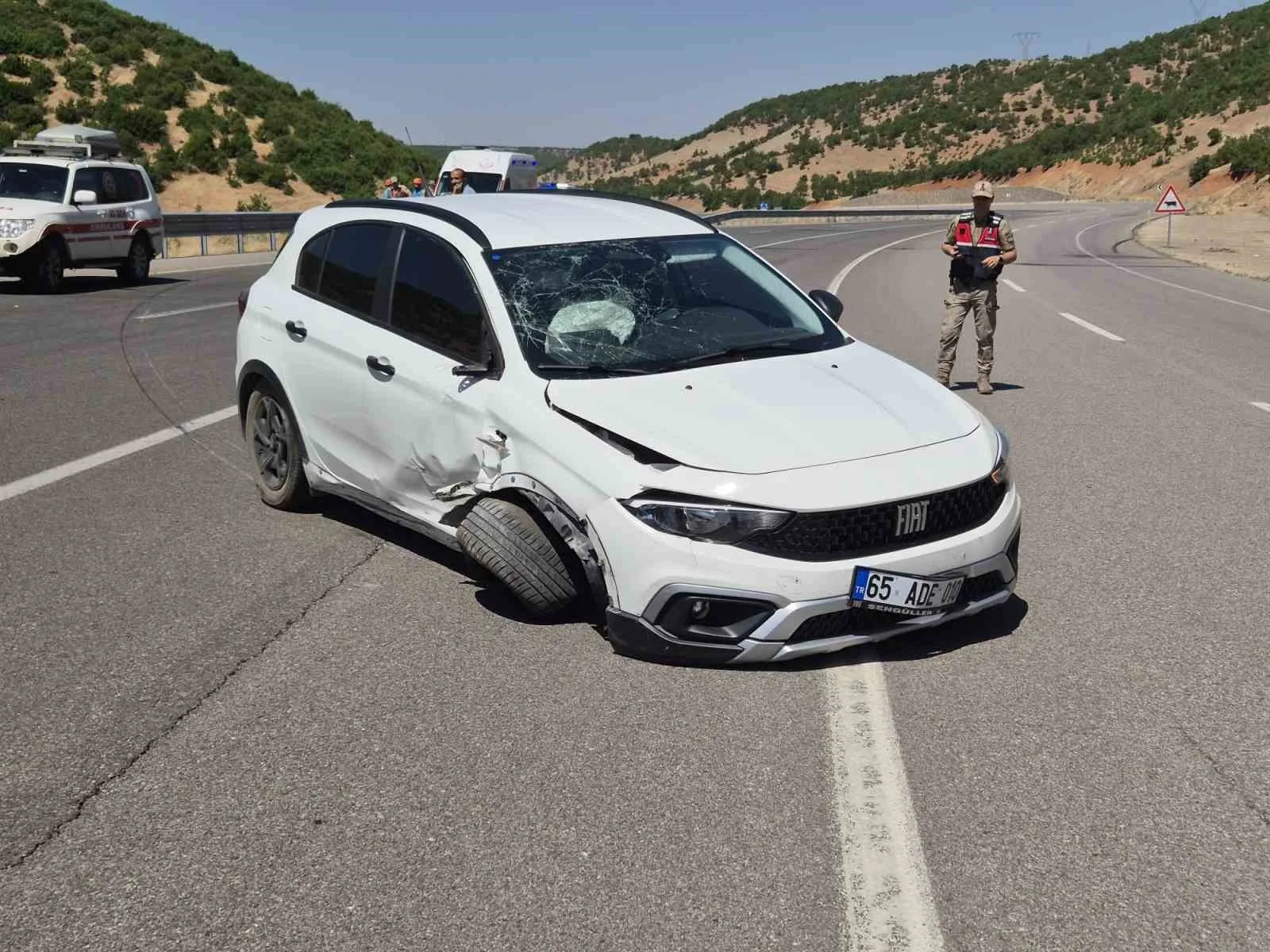Bingöl’de otomobil bariyerlere çarptı: 4 yaralı