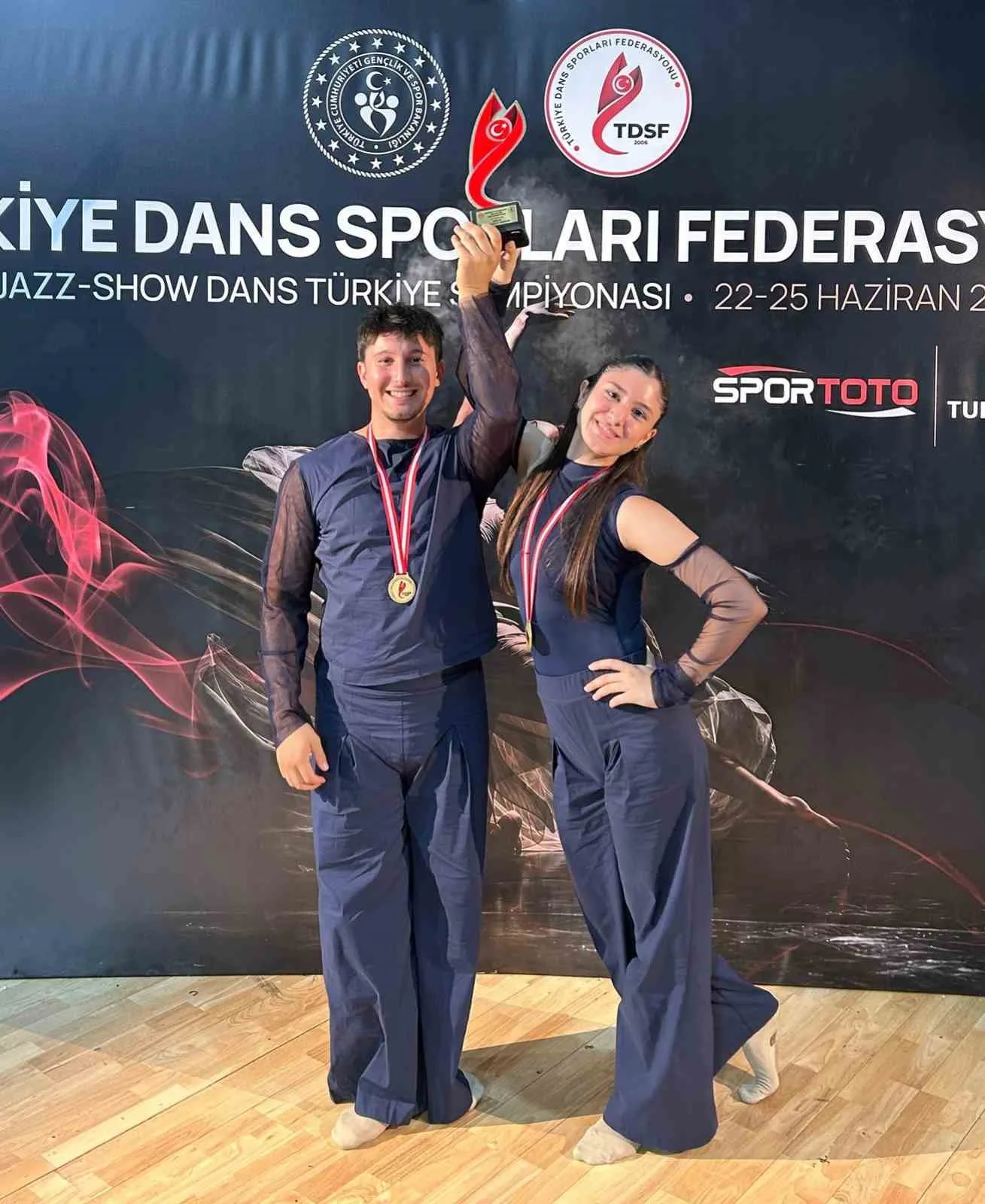 Bir yanında koyun sürüsü, diğer yanında dans pisti