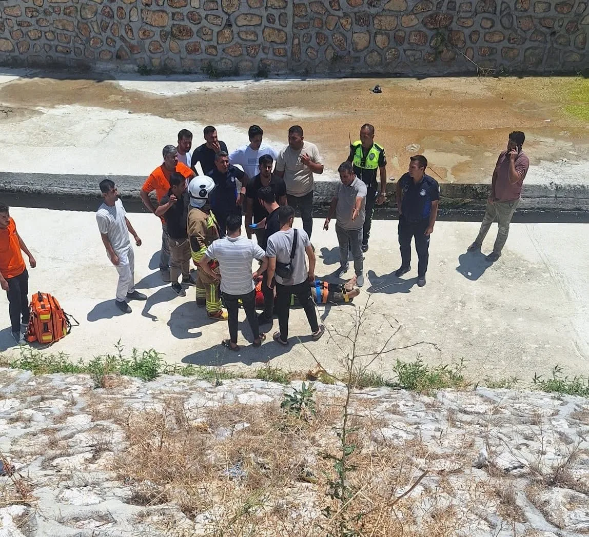 Bisikletiyle köprüden uçan çocuk 7 metreden yere çakıldı