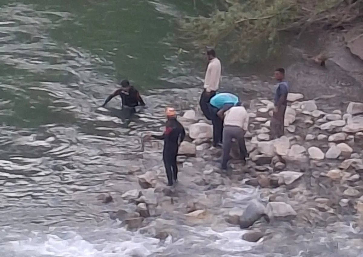 Bitlis’te dereye giren 3 kardeşten biri hayatını kaybetti, diğerini ise baba kurtardı