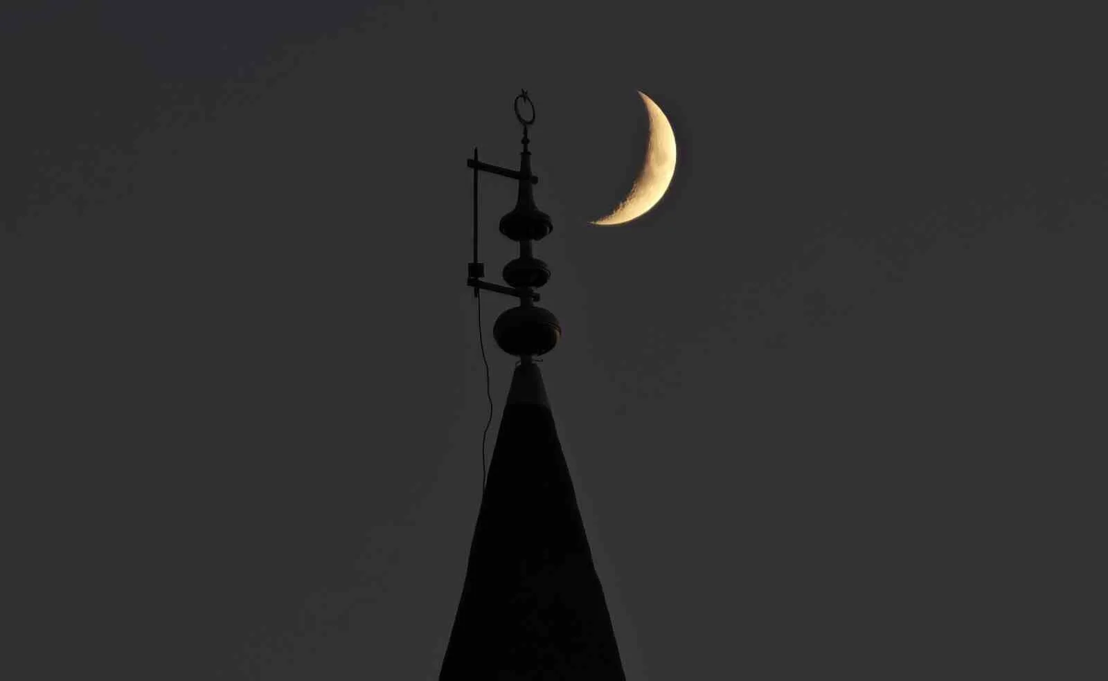 Bitlis’te gökyüzündeki hilal ile minaredeki hilal aynı karede