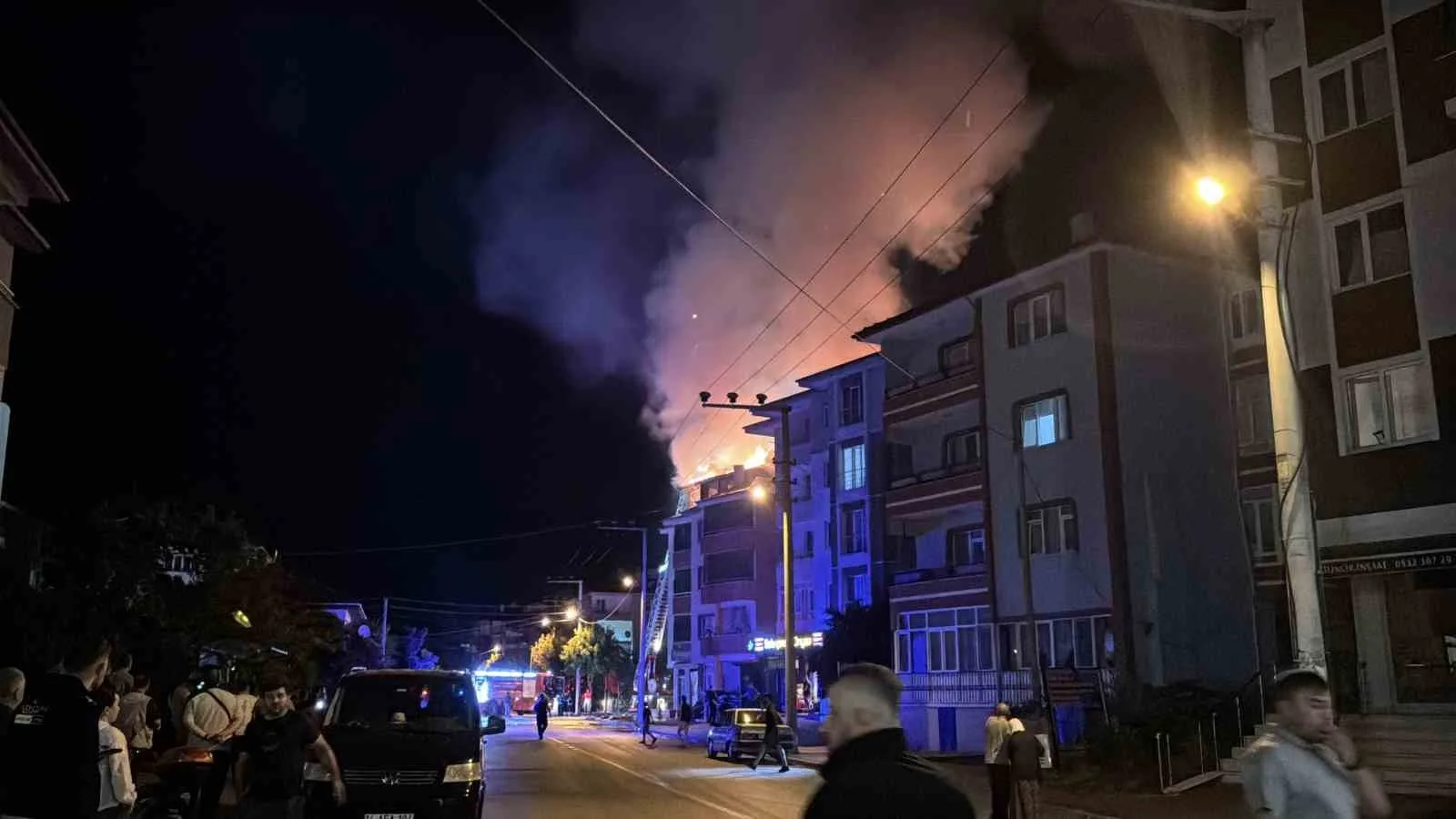 Bolu’da apartmanda çıkan yangında alevler geceyi aydınlattı: Patlama sesleri paniğe neden oldu