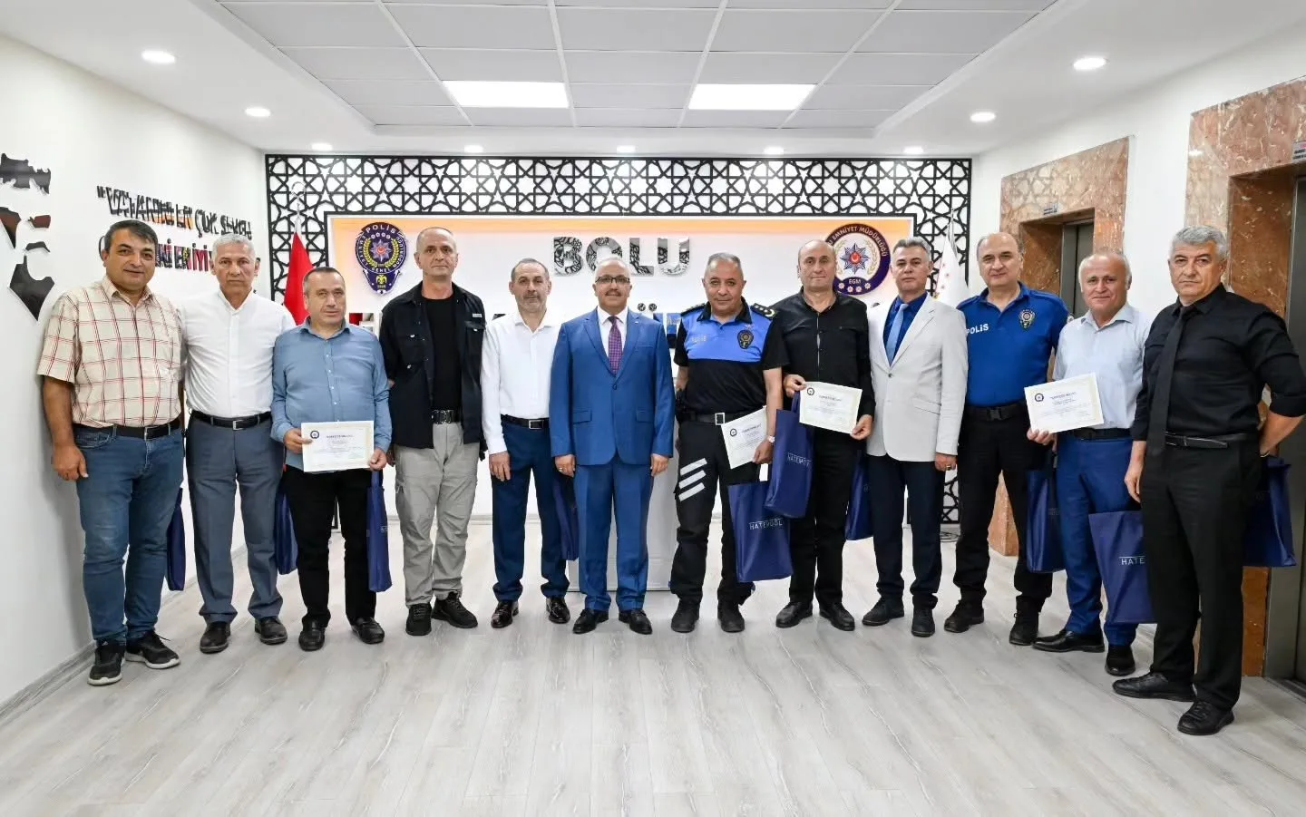 Bolu’da emekliye ayrılan polislere teşekkür belgesi