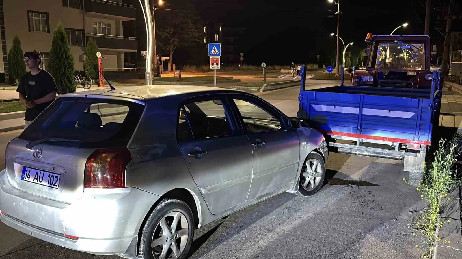 Bolu’da kontrolden çıkan otomobil römorka çarptı