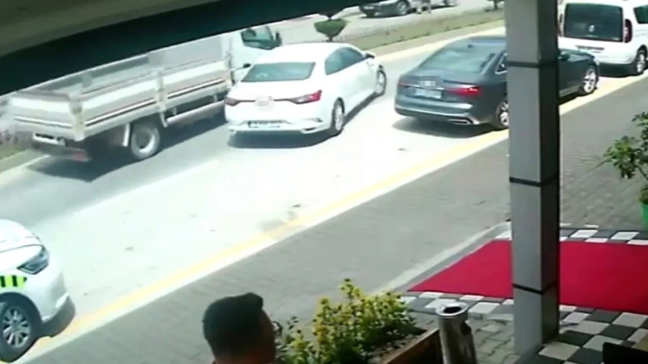 Bolu’da park yerinden çıkan otomobile kamyon çarptı