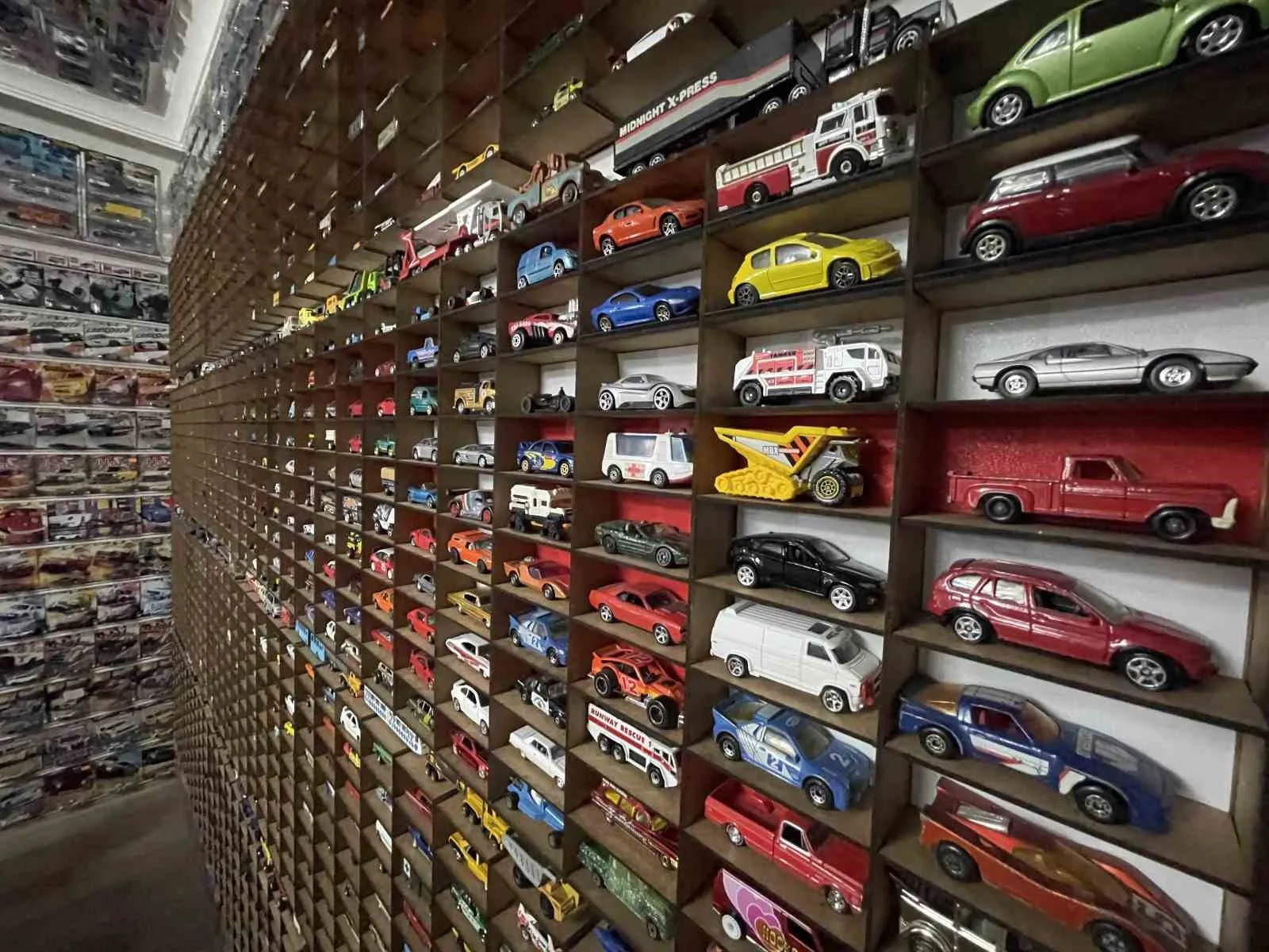 Böylesi görülmedi, evinde 15 bin maket otomobiliyle yaşıyor