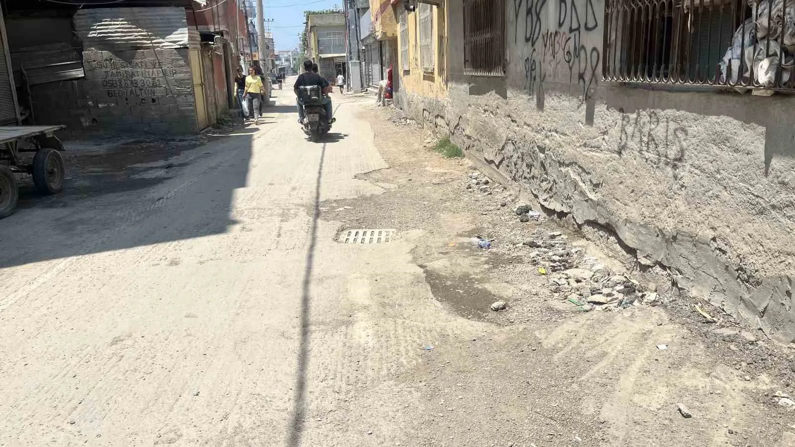 Bozuk yollar mahalleliyi isyan ettirdi