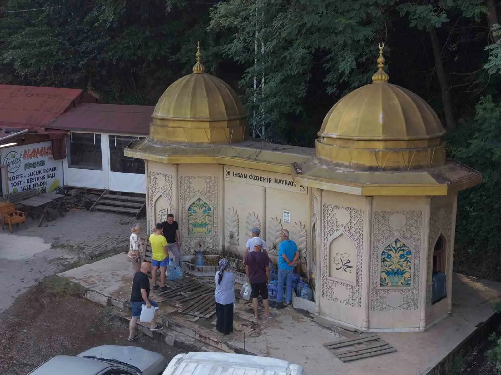 Bu su için şehir dışından geliyorlar