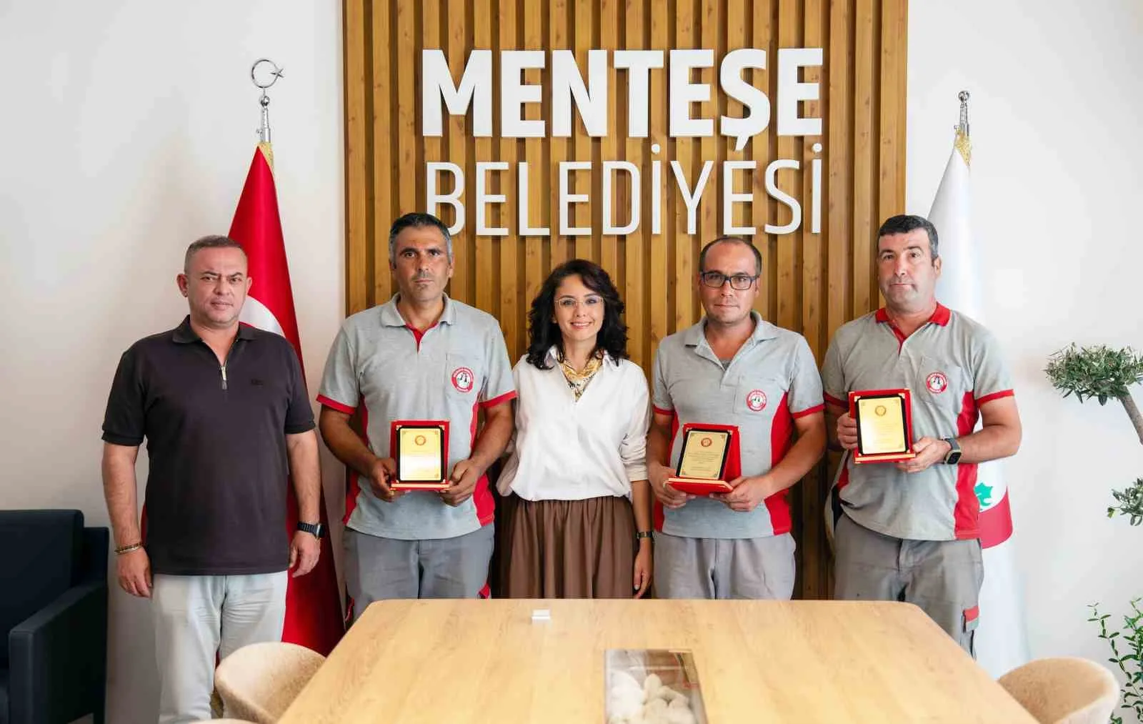 Buldukları çantayı sahibine teslim eden personele Başkan Köksal Aras’tan özendirme primi