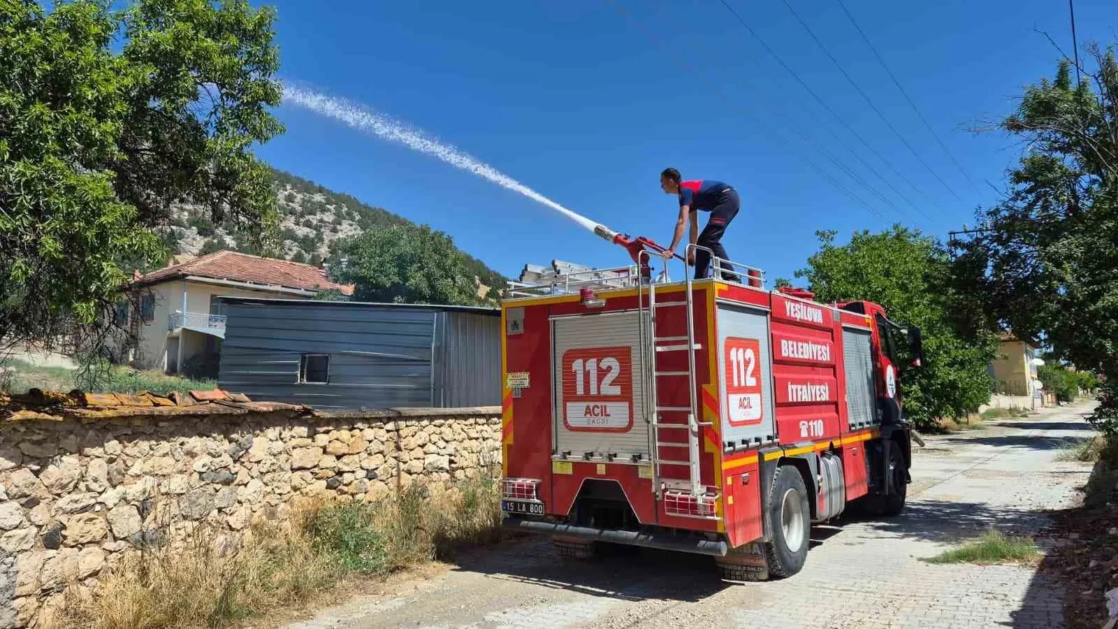Burdur’da ev bahçesinde çıkan yangın çevreye sıçramadan söndürüldü