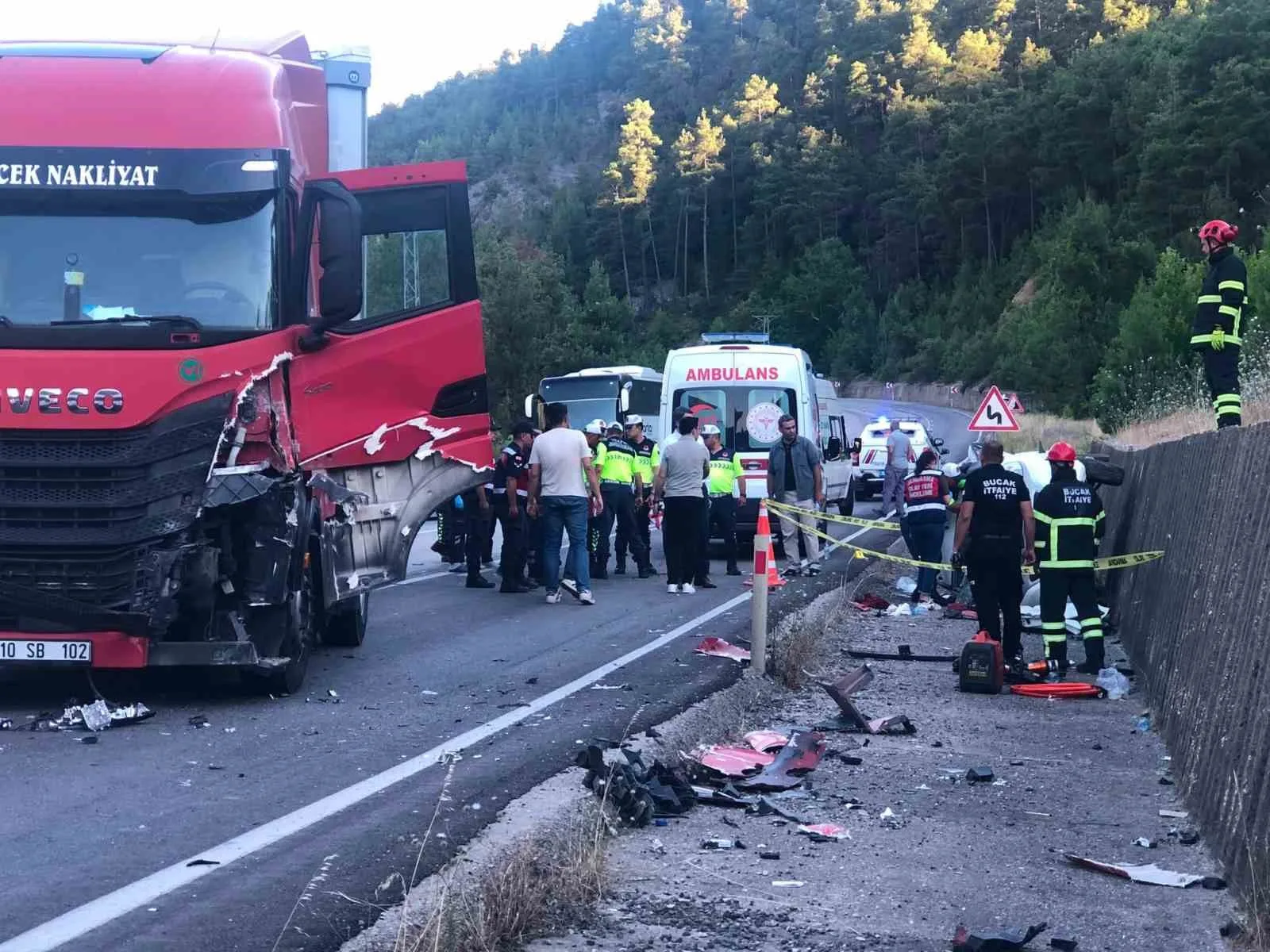 Burdur’da tır ile hafif ticari araç çarpıştı: 1 ölü, 1 yaralı