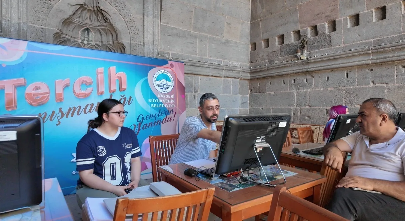 Büyükşehir’in ücretsiz LGS tercih danışmanlığına yoğun ilgi: Veli ve öğrencilerden tam not
