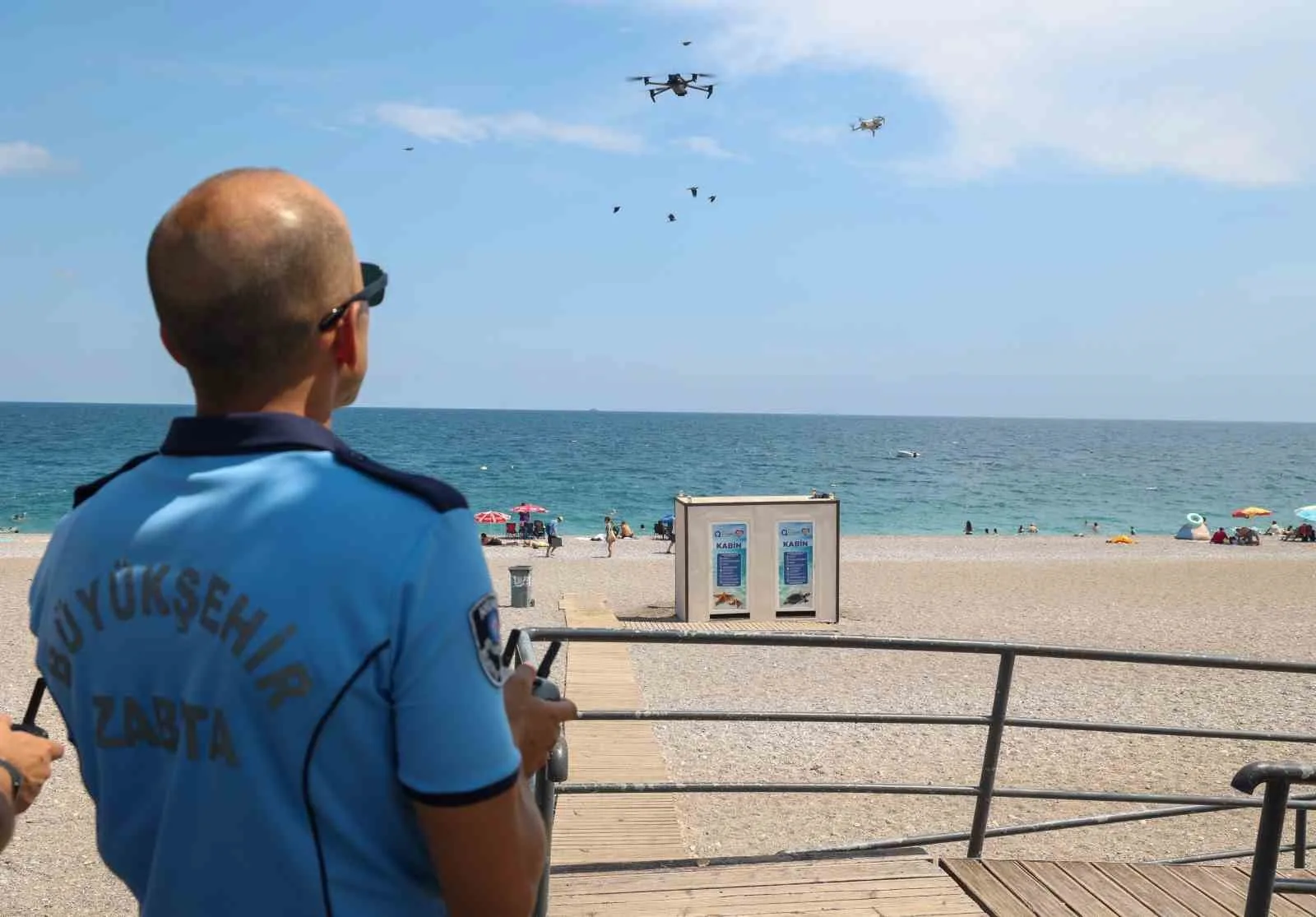 Büyükşehir zabıtası Konyaaltı Sahili’nde dron desteğiyle denetimlerini sürdürüyor