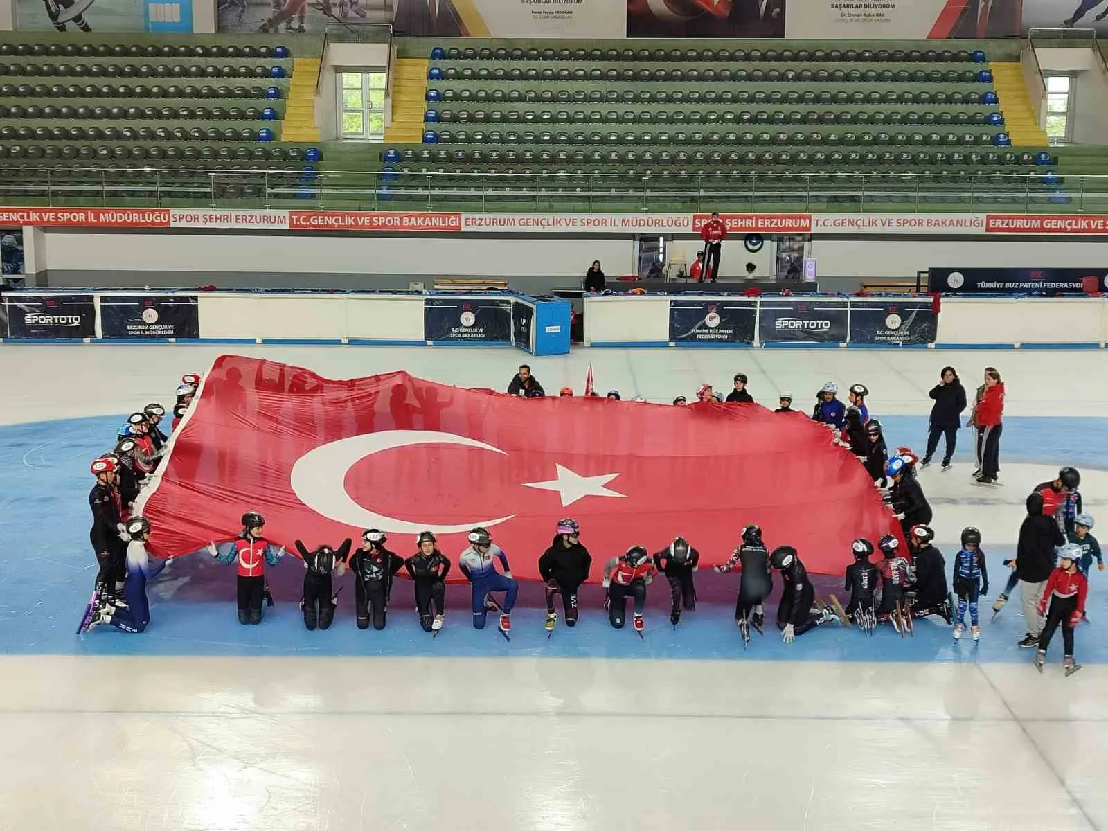 Buzda 15 Temmuz için anlamlı tören