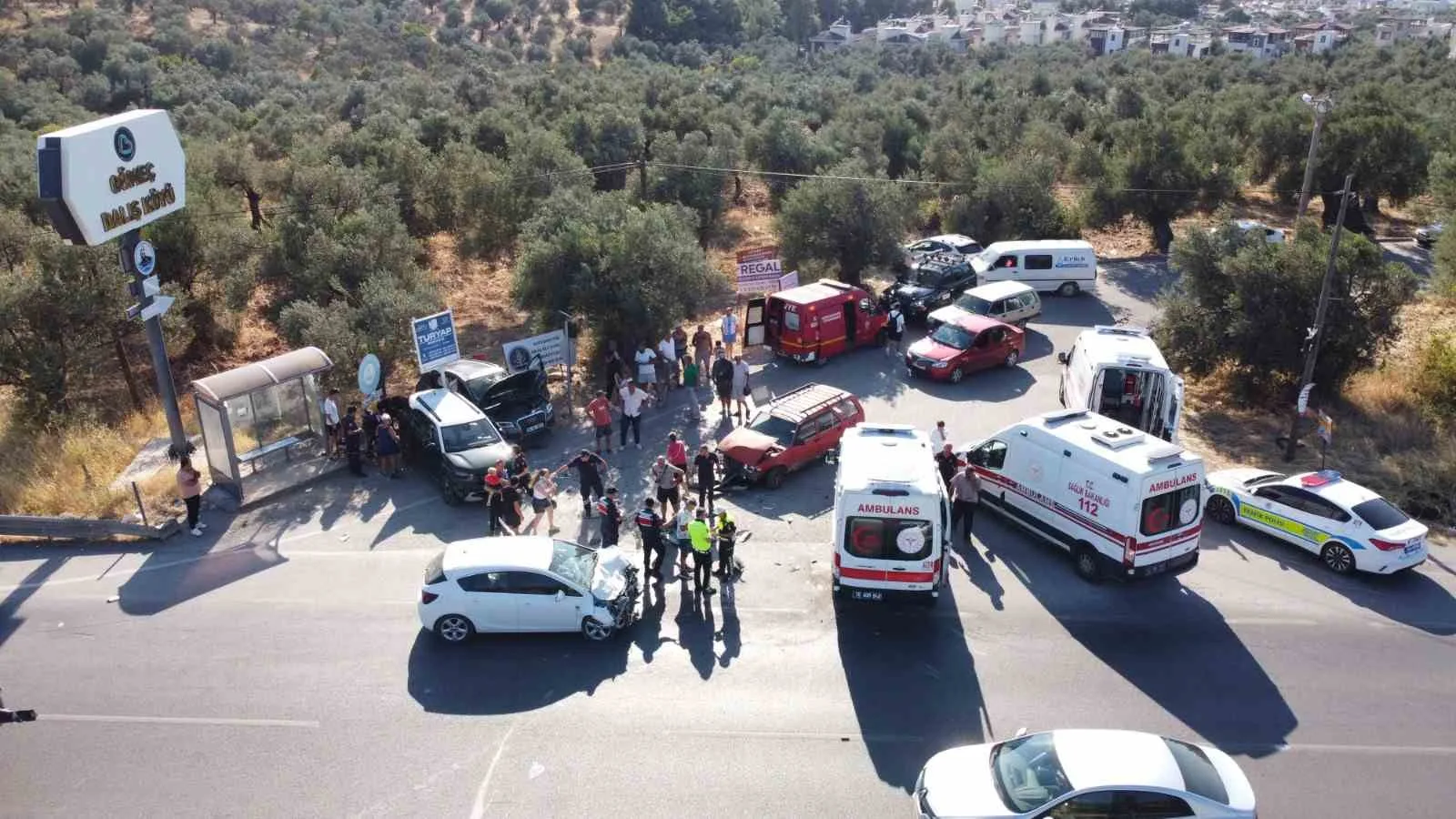 Çanakkale-İzmir karayolunda can pazarı: 4 aracın karıştığı kazada 4 kişi yaralandı