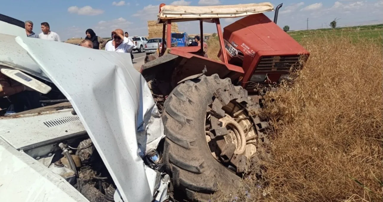 Çankırı’da otomobil park halindeki traktöre çarptı: 3 ölü, 1 yaralı