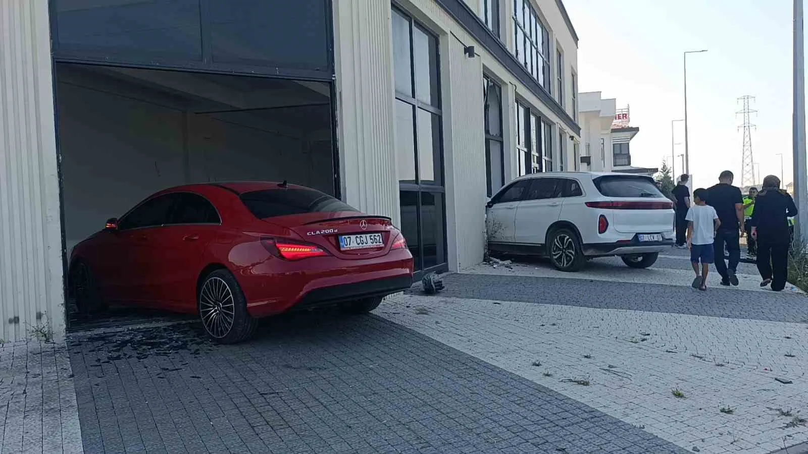 Çarpışan otomobiller hızını alamayıp iki ayrı kapıdan iş yerine girdi o anlar güvenlik kamerasına yansıdı