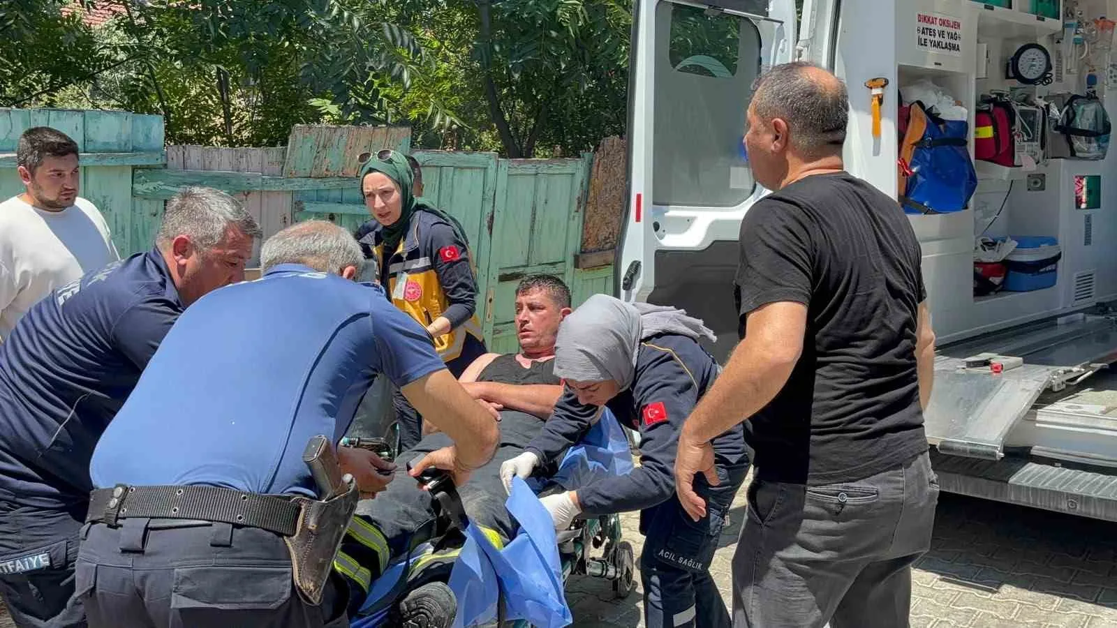 Çatı yangınına müdahale ederken bir alt kata düşen itfaiyeci yaralandı