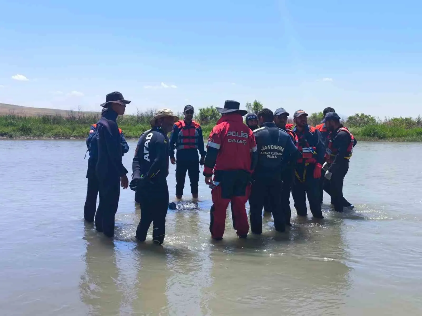 Çaya düşerek kaybolan küçük çocuğun cansız bedenine ulaşıldı