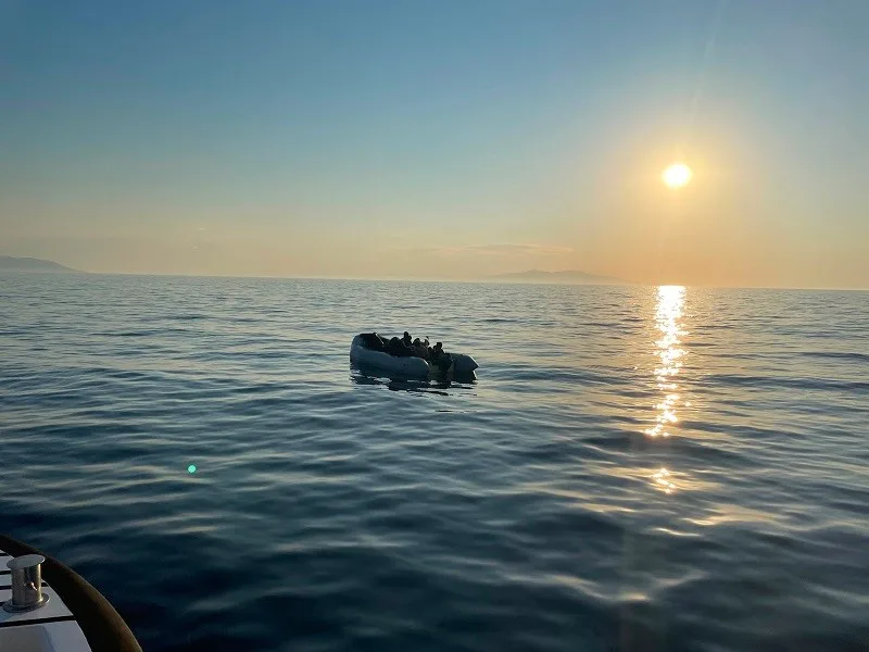 Çeşme’de hareketli lastik bottaki 20 düzensiz göçmen yakalandı