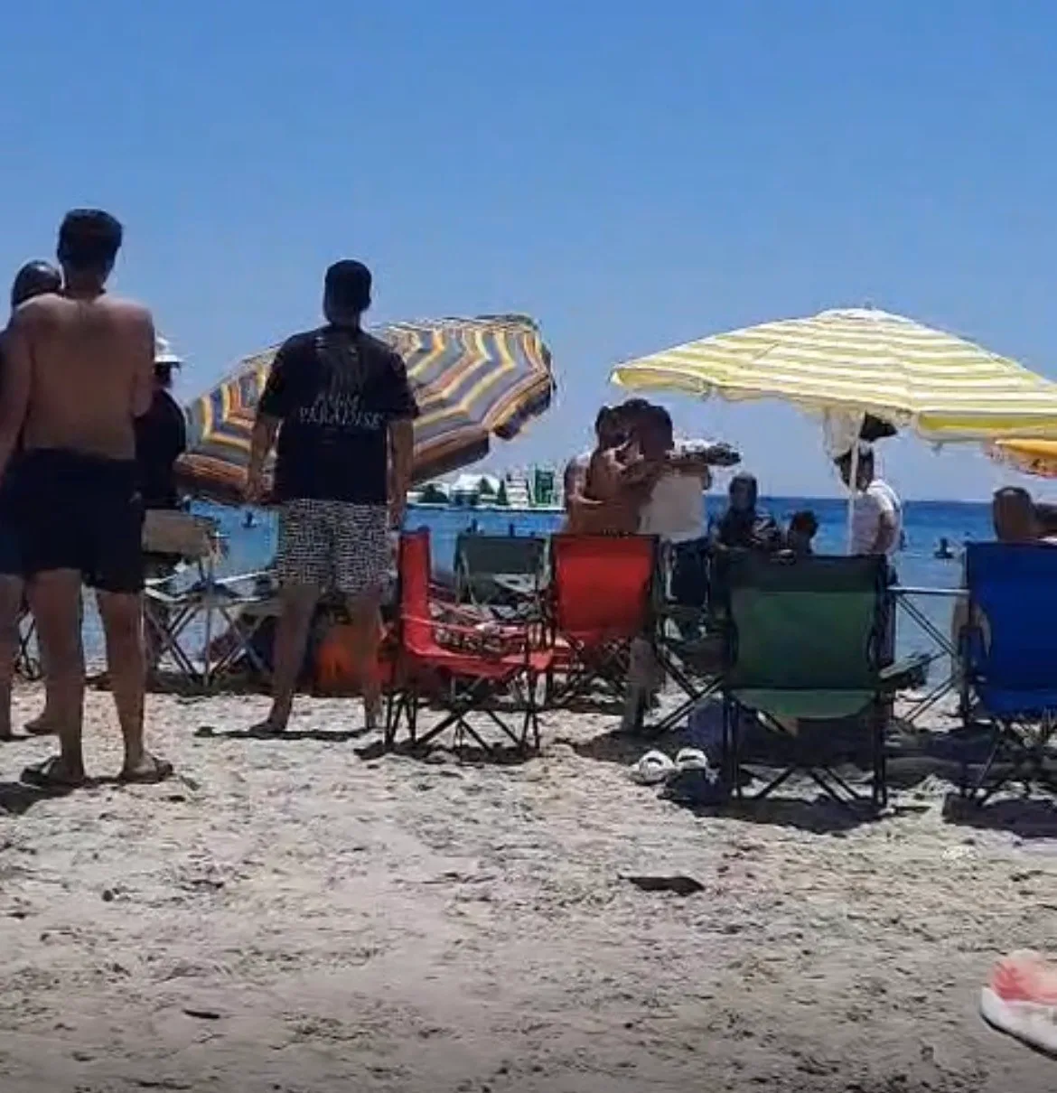 Çeşme’de plajda ‘Şemsiyeni açamazsın’ kavgası