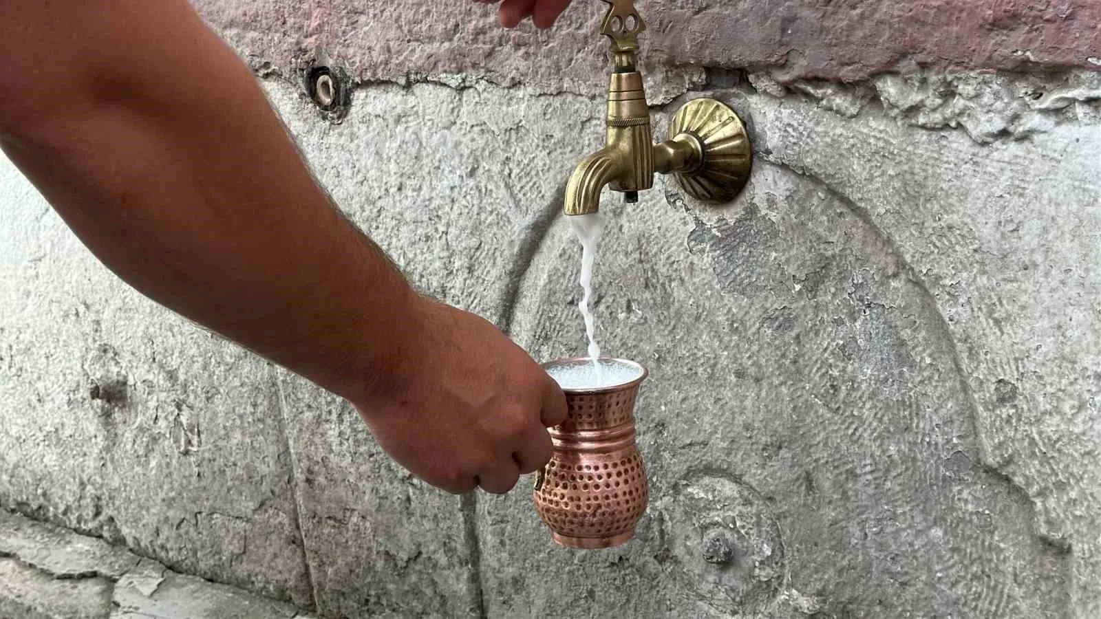 Çeşmelerden ayran aktı